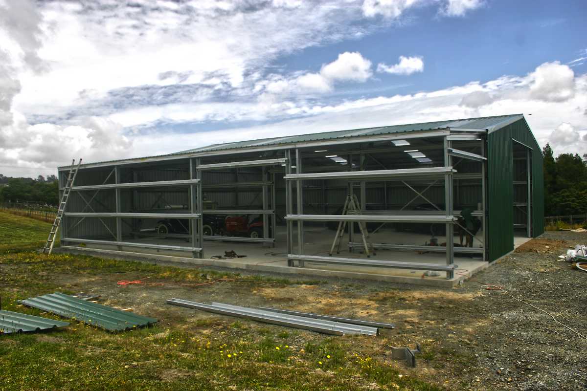 Clear-span shed with open interior space